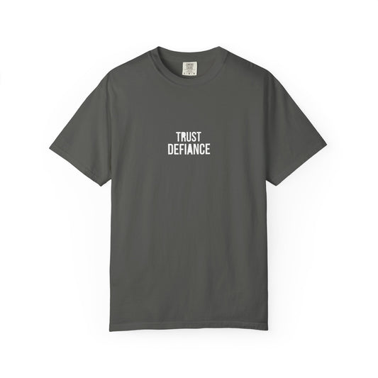 TRUST DEFIANCE - Question the mainstream tee